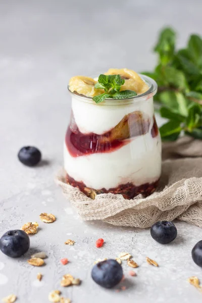 Granola Áfonya Banán Görög Joghurt Parfaits Mason Tégelyek Egészséges Reggeli — Stock Fotó