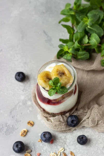 Granola Áfonya Banán Görög Joghurt Parfaits Mason Tégelyek Egészséges Reggeli — Stock Fotó