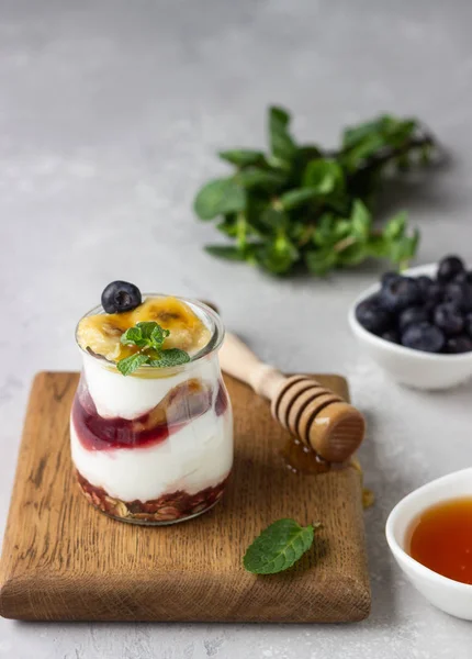 Müsli Blaubeeren Und Bananen Griechischer Joghurt Parfaits Einmachgläsern Gesundes Frühstück — Stockfoto