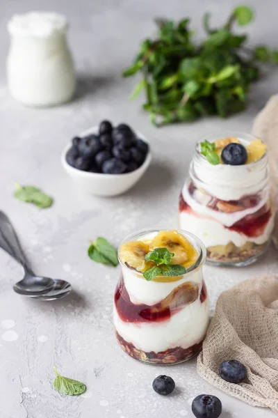 Granola Áfonya Banán Görög Joghurt Parfaits Mason Tégelyek Egészséges Reggeli — Stock Fotó