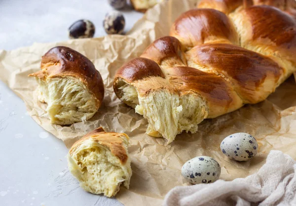 Geleneksel Paskalya ekmek (Challah veya Kozunak). Fırından yeni çıkmış tatlı örgülü ekmek somun. 