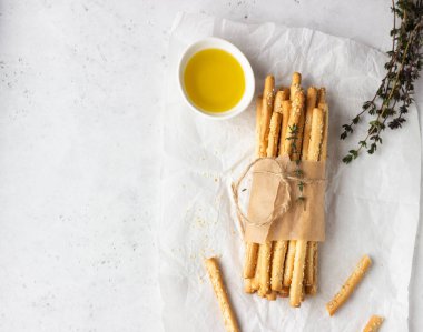 İtalyan grisini veya tuzlu ekmek hafif bir taş arka plan üzerinde sopa. Taze İtalyan snack. Kopya alanı. 