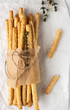 İtalyan grisini veya tuzlu ekmek hafif bir taş arka plan üzerinde sopa. Taze İtalyan snack. Kopya alanı. 