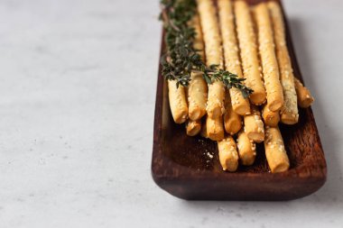 İtalyan grisini veya tuzlu ekmek hafif bir taş arka plan üzerinde sopa. Taze İtalyan snack. Kopya alanı. 