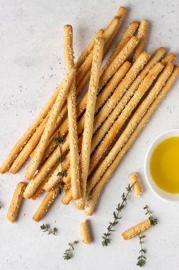 İtalyan grisini veya tuzlu ekmek hafif bir taş arka plan üzerinde sopa. Taze İtalyan snack. Kopya alanı. 