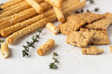 İtalyan grisini veya tuzlu ekmek sopa ve hafif bir taş zemin üzerine buğday kraker. Kopya alanı. 