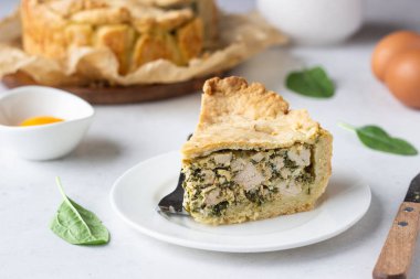 Ispanak, tavuk ve ricotta taze ıspanak yaprakları, ricotta ve hafif bir taş arka plan üzerinde yumurta.