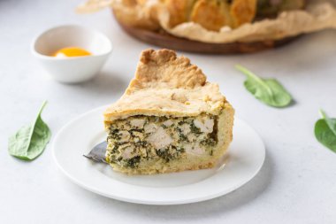 Ispanak, tavuk ve ricotta taze ıspanak yaprakları, ricotta ve hafif bir taş arka plan üzerinde yumurta.