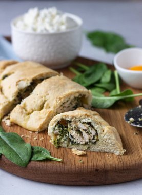 Kapalı pizza calzone ile ıspanak, tavuk ve ricotta. Italyan Mutfagi.