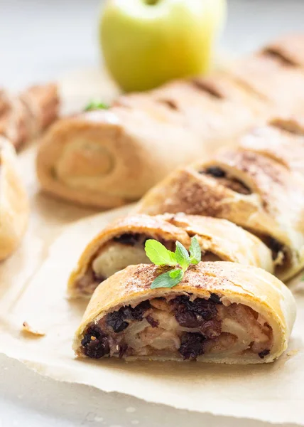 Traditioneller Apfelstrudel Mit Rosinen Und Zimt Auf Grauem Betongrund Kopierraum — Stockfoto