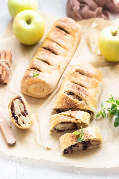 Strudel Manzana Tradicional Con Pasas Canela Sobre Fondo Hormigón Gris — Foto de Stock