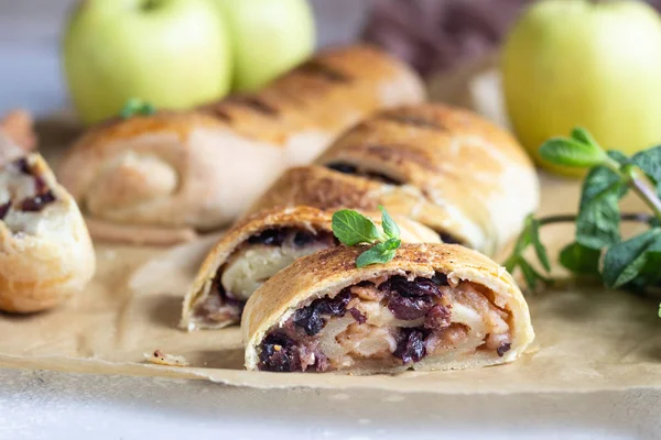 Strudel Mele Tradizionale Con Uvetta Cannella Sfondo Grigio Cemento Copia — Foto Stock