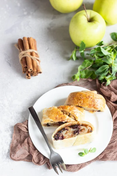 Strudel Mele Tradizionale Con Uvetta Cannella Sfondo Grigio Cemento Copia — Foto Stock