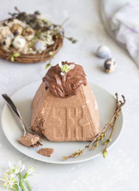 Sır ile çikolata Paskha (Paşa). Geleneksel Rus Ortodoks Paskalya kuark tatlı. Paskalya gıda arka plan. 