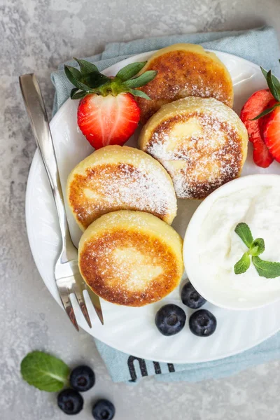 Kwark Beignets Syrniki Geserveerd Met Zure Room Verse Bessen Aardbei — Stockfoto