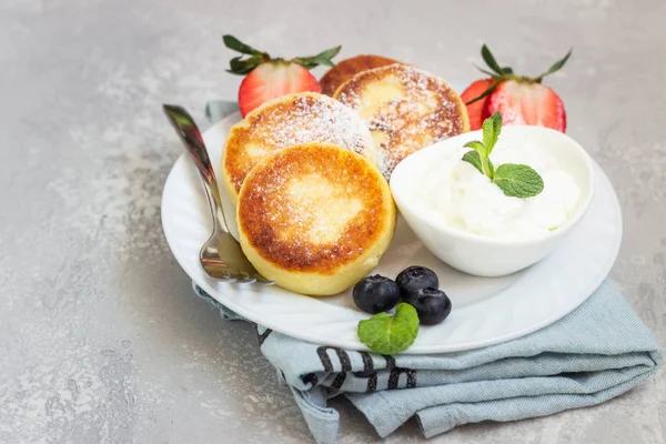 Quark Krapfen Syrniki Serviert Mit Saurer Sahne Frischen Beeren Erdbeere — Stockfoto