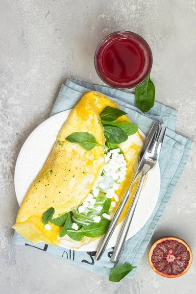 Omelet Met Spinazie Avocado Verse Boerderij Kwark Tvorog Met Rode — Stockfoto