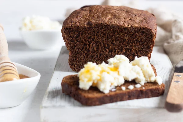 Rebanada Pan Centeno Oscuro Con Queso Fresco Granja Miel Una —  Fotos de Stock