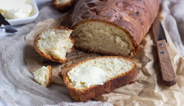 Manteiga Pão Fresco Pequeno Almoço Simples Fundo Concreto Cinza — Fotografia de Stock