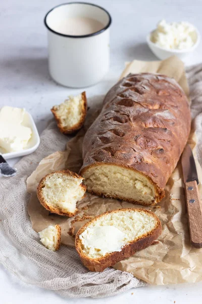 Масло Свежий Хлеб Простой Завтрак Сером Бетонном Фоне — стоковое фото