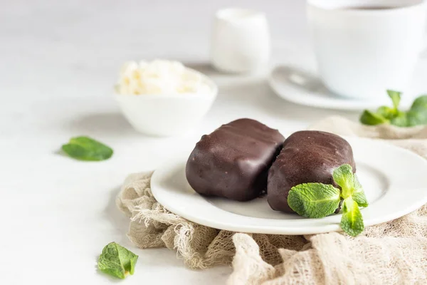 Застекленный Творог Шоколадом Мятой Белой Тарелке Чашкой Кофе Сладкий Завтрак — стоковое фото