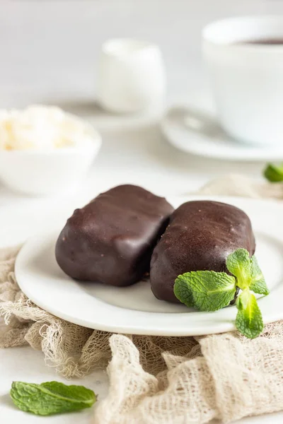 Coalhada Queijo Vitrificada Com Chocolate Hortelã Prato Branco Uma Xícara — Fotografia de Stock