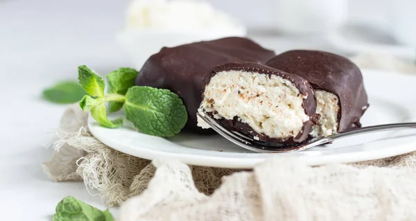 Coalhada Queijo Vitrificada Com Chocolate Hortelã Prato Branco Uma Xícara — Fotografia de Stock