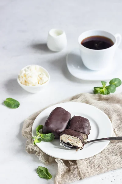 Coalhada Queijo Vitrificada Com Chocolate Hortelã Prato Branco Uma Xícara — Fotografia de Stock