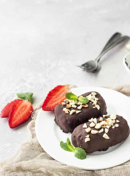 Coalhada Queijo Vitrificada Com Chocolate Amendoim Morango Hortelã Prato Branco — Fotografia de Stock