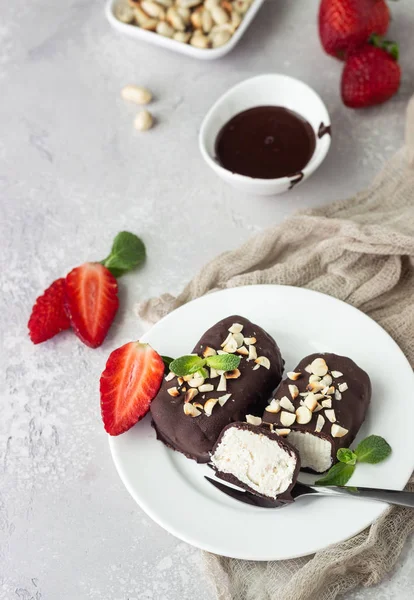 Coalhada Queijo Vitrificada Com Chocolate Amendoim Morango Hortelã Prato Branco — Fotografia de Stock