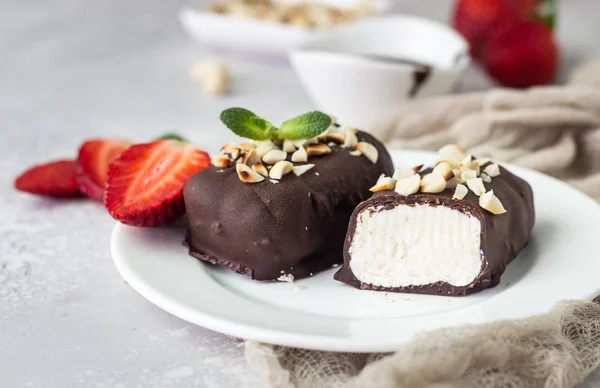 Coalhada Queijo Vitrificada Com Chocolate Amendoim Morango Hortelã Prato Branco — Fotografia de Stock