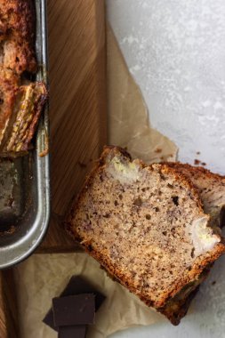 Muzlu Kek çikolata ahşap kesme tahtası ile ekmek ya da somun. Kopya alanı.