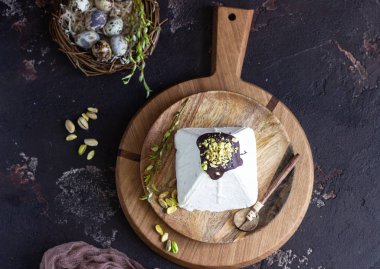 Paskha (Paşa) Antep fıstığı ile çikolata sır ve antep fıstığı ile dekore edilmiştir. Geleneksel Rus Ortodoks Paskalya kuark tatlı. Paskalya gıda arka plan. 