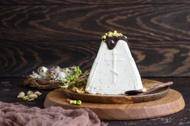 Paskha (Paşa) Antep fıstığı ile çikolata sır ve antep fıstığı ile dekore edilmiştir. Geleneksel Rus Ortodoks Paskalya kuark tatlı. Paskalya gıda arka plan. 