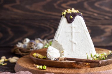 Paskha (Paşa) Antep fıstığı ile çikolata sır ve antep fıstığı ile dekore edilmiştir. Geleneksel Rus Ortodoks Paskalya kuark tatlı. Paskalya gıda arka plan. 