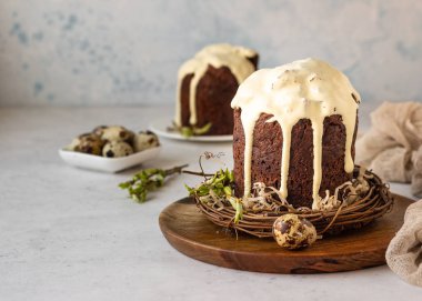 Geleneksel Ortodoks Paskalya tatlı ekmek ya da çikolatalı pasta. Çikolata Kulich turuncu sır ile dekore edilmiştir..