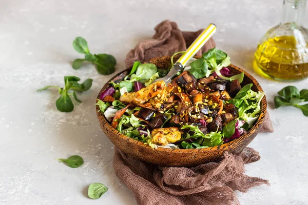 茄子とニンジンとグリーンミックスサラダのチキンサラダ 健康的な食事と栄養のためのコンセプト コピースペース — ストック写真