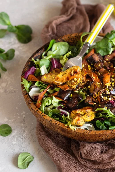 Insalata Pollo Con Insalata Melanzane Carote Mix Verde Concetto Alimentazione — Foto Stock