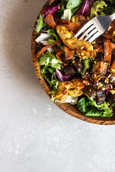 Insalata Pollo Con Insalata Melanzane Carote Mix Verde Concetto Alimentazione — Foto Stock