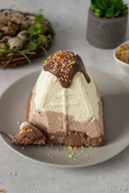 Paskha (Paşa) ile üç tip-in çikolata çikolata sır ile dekore edilmiştir. Geleneksel Rus Ortodoks Paskalya kuark tatlı. Paskalya gıda arka plan. 