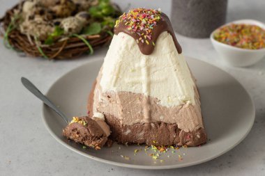 Paskha (Paşa) ile üç tip-in çikolata çikolata sır ile dekore edilmiştir. Geleneksel Rus Ortodoks Paskalya kuark tatlı. Paskalya gıda arka plan. 