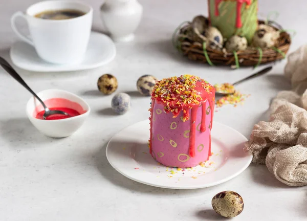 Karottenkuchen Oder Traditionelles Orthodoxes Osterbrot Mit Rosa Glasur Karotte Kulich — Stockfoto