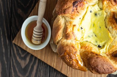 Süzme peynir ve üzüm doldurma ile taze çörek ekmeği. Geleneksel Romen tatlı Maya ekmeği. Paskalya ekmeği. Rustik tarzı. 