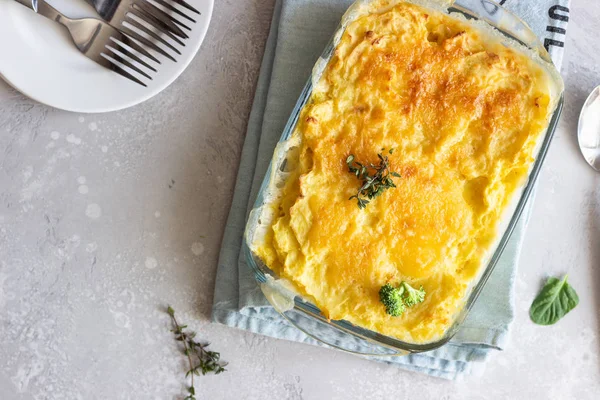 Cazuela Patata Con Pescado Queso Sobre Fondo Gris Claro —  Fotos de Stock