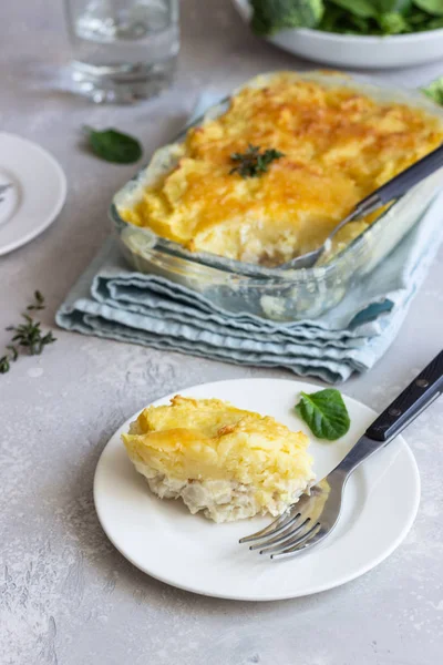 Cazuela Patata Con Pescado Queso Sobre Fondo Gris Claro —  Fotos de Stock