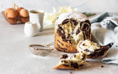 Modern hamur işleri vanilya ve çikolata cruffin bütün ve kruvasan ve toz şeker ile kek gibi dilim bir fincan kahve ile servis.