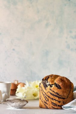 Modern hamur işleri vanilya ve çikolata cruffin bütün ve kruvasan ve toz şeker ile kek gibi dilim bir fincan kahve ile servis.