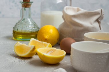 Kek yapmak için Malzemeler - un, yumurta, süt veya ayran, zeytinyağı, şeker, limon, kabartma tozu. Yemek geçmişi. Fırında tatlı kek tatlı kavramı. Kopyalama alanı.