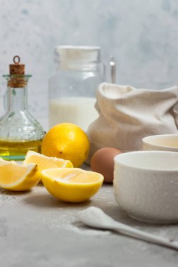 Kek yapmak için Malzemeler - un, yumurta, süt veya ayran, zeytinyağı, şeker, limon, kabartma tozu. Yemek geçmişi. Fırında tatlı kek tatlı kavramı. Kopyalama alanı.