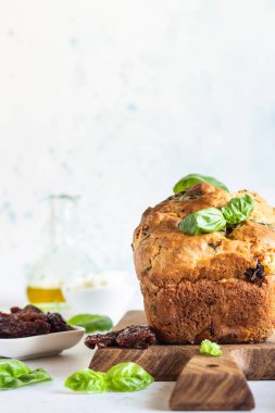 Kurutulmuş domates, mozzarella ve fesleğen ile tuzlu somun kek. Seçici odaklama.